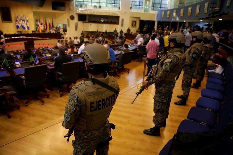 Escoltado por militares con rifles de asalto y por agentes de la Policía Nacional Civil (PNC), el presidente de El Salvador, Nayib Bukele, irrumpió el domingo en el Congreso salvadoreño para exigir a los diputados la aprobación de un polémico préstamo. (ARCHIVO)