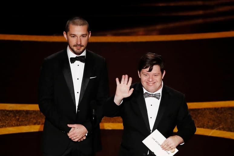 El actor Shia Labeouf arribó al escenario para anunciar uno de los premios de la noche, momento especial que compartió junto al actor Zack Gottsege. (EFE)