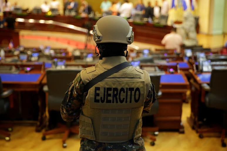 Bukele irrumpió este domingo en el Congreso amenazando a los diputados con llamar al pueblo a la insurrección si no cumplían con sus deseos. (ARCHIVO)