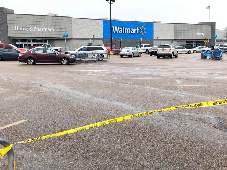 Un hombre armado murió después de un tiroteo el lunes por la mañana en un Walmart en el este de Arkansas que dejó dos policías heridos, informaron las autoridades. (AP)