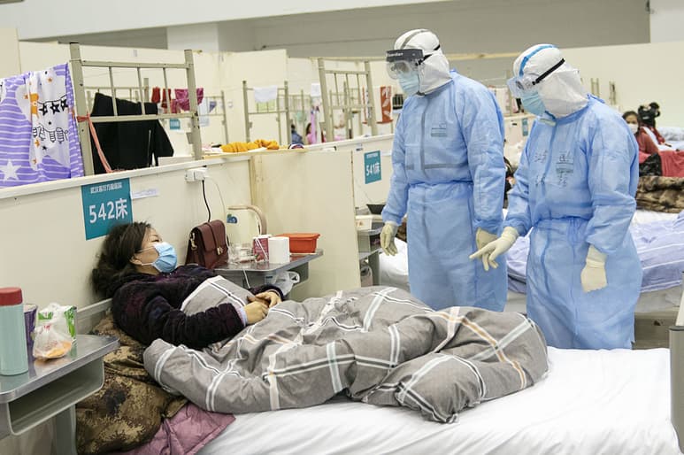 Ante la ausencia de un medicamento específico, los médicos chinos tratan a los pacientes con una combinación de antivirales, medicamentos occidentales y tradicionales de ese país. (EFE)
