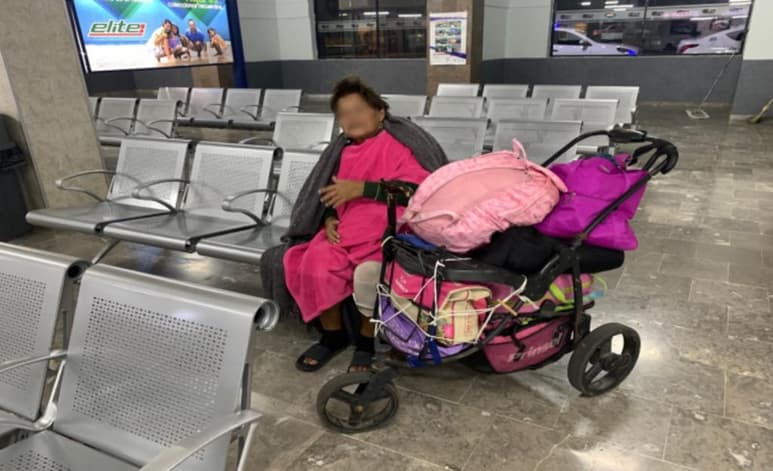 'Amá ahorita vengo no te me vayas a quedar dormida, dame la bolsa y ahorita te traigo que cenar'… Y ya no regresó. La señora Blanca Irene 'Y' fue abandonada y despojada de su dinero por su hija, en una central camionera de Hermosillo, Sonora. (ARCHIVO)