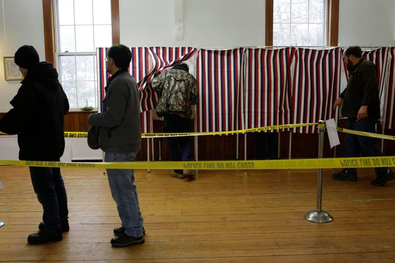 Tras las polémicas asambleas comunitarias (caucus) del Partido Demócrata en Iowa, hoy se realiza la elección primaria en el noreste New Hampshire. (EFE)