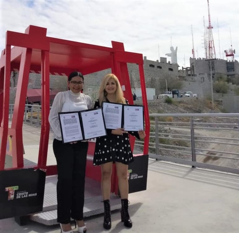 Este martes por la mañana tuvo lugar en lo alto del Cerro de las Noas, la firma de convenio por parte de Patricia Yeverino Moya y María Guadalupe Verónica Soto, titulares de ambas Direcciones.
(PRIMITIVO GONZÁLEZ)