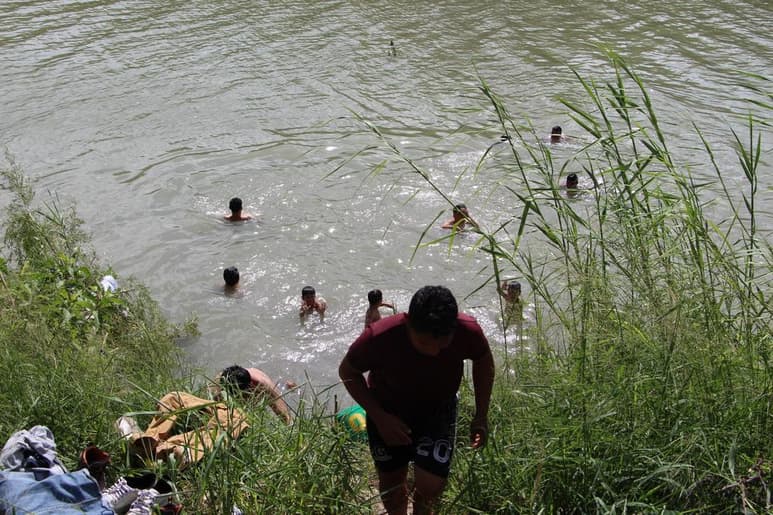 Las políticas migratorias de Estados Unidos agravan la crisis humanitaria de la región al exponer a los migrantes a la violencia, a menudo obligándolos a permanecer varados en lugares peligrosos de México, denunció Médicos Sin Fronteras. (ARCHIVO)