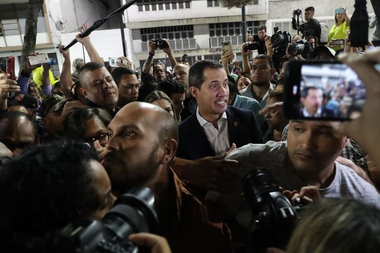 Apenas salió de la terminal aérea, cerca de 200 personas agredieron a Guaidó. (EFE)