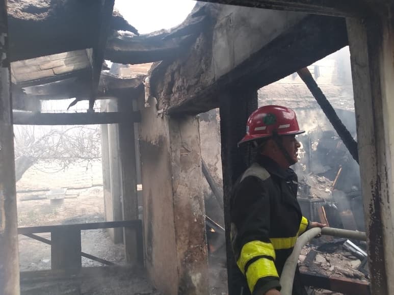 El fuego consumió todos los artículos de la vivienda; incluso los techos colapsaron, pues estaban hechos de tierra y madera. (EL SIGLO DE TORREÓN)