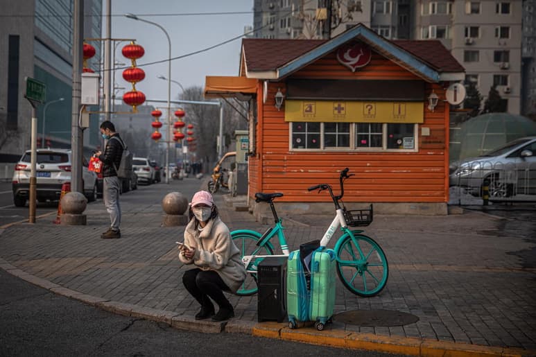 China informó que se habían registrado 8,204 casos graves, mientras que 4,740 personas habían sanado. (EFE)