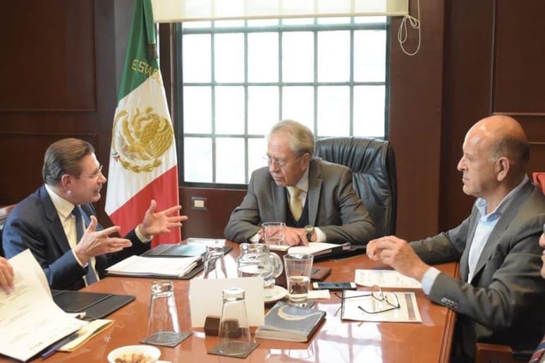 El gobernador de Durango, José Aispuro Torres, se reunió con autoridades de Salud para firmar el convenio con Insabi. (CORTESÍA)