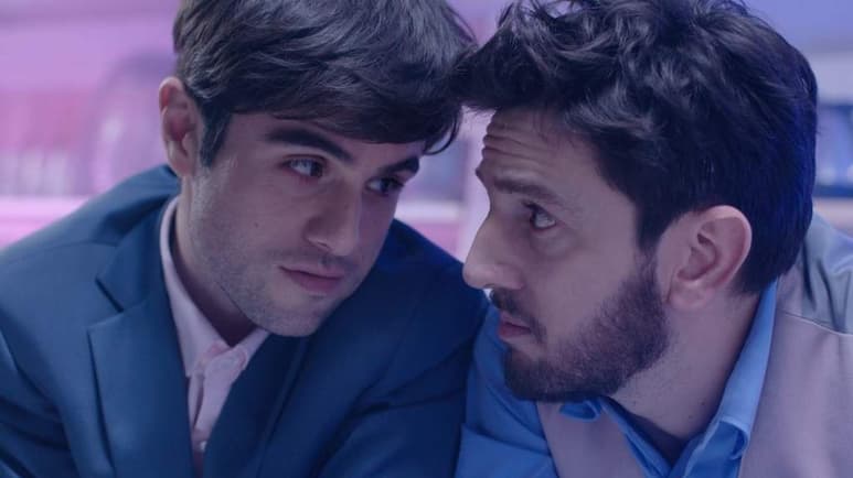 A Televisa le ha funcionado muy bien hacer historias que retraten amores diversos, como en el caso de 'Juliantina' y 'Aristemo'. Por eso, decidieron apostar por Sobreamor una nueva producción enfocada en un joven que busca el amor pero no tiene tanta suerte. (ESPECIAL)