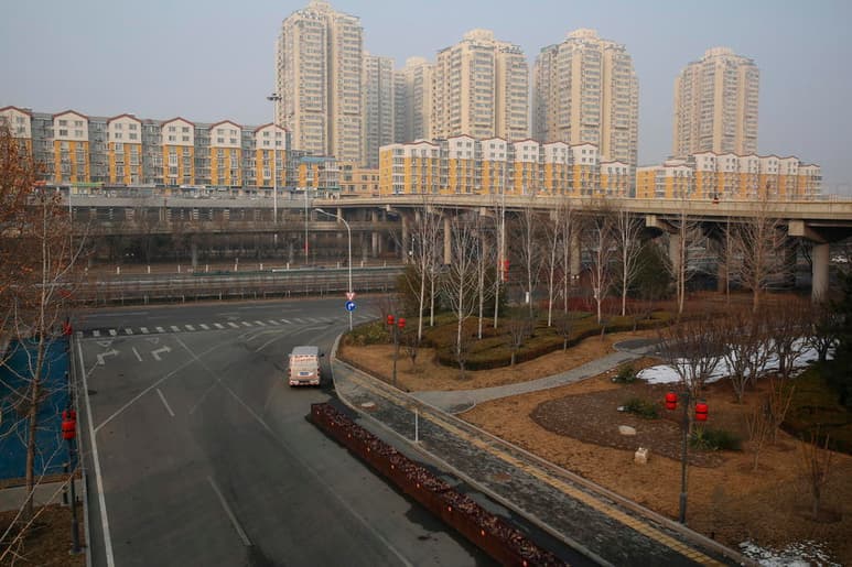 'Vivimos en una ciudad fantasma, con medidas de prevención extrema, encerrados en casa, pero con la tranquilidad de que el gobierno chino hace lo posible por controlar y erradicar el coronavirus', asegura Aglaee Tamez, mexicana radicada en Beijing. (EFE)
