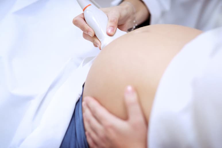 Un estudio preliminar publicado este miércoles en la revista médica 'The Lancet' concluye que no existen indicios de que el coronavirus se contagie de la madre al feto durante el tercer trimestre de embarazo. (ARCHIVO)