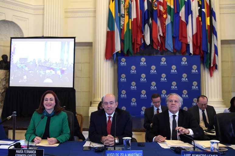 Los aspirantes al puesto de secretario general de la Organización de Estados Americanos (OEA), la ecuatoriana María Fernanda Espinosa (i), el peruano Hugo de Zela (c) y el uruguayo Luis Almagro (d). (EFE)