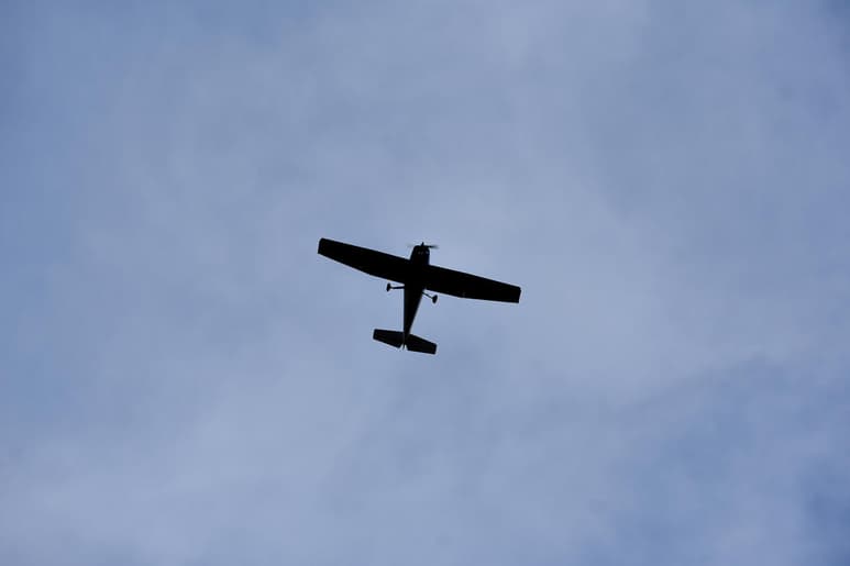 Al sitio también acudieron los bomberos de Bogotá pues la avioneta se incendió, en tanto que personal especializado de Investigación de Accidentes de la Aeronáutica Civil comenzó la investigación. (ARCHIVO)