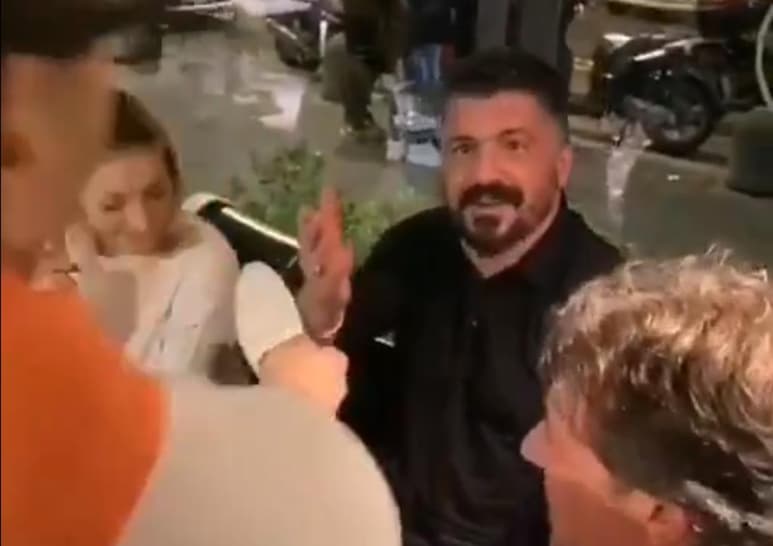 En el video se muestra fingiendo al mesero derramar el café en Gennaro Gattuso. (ESPECIAL)