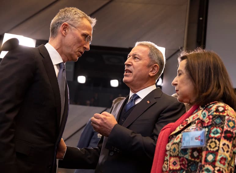 Stoltenberg (i) aseguró que toda acción se llevará a cabo bajo consulta del Gobierno de Irak. (AP)