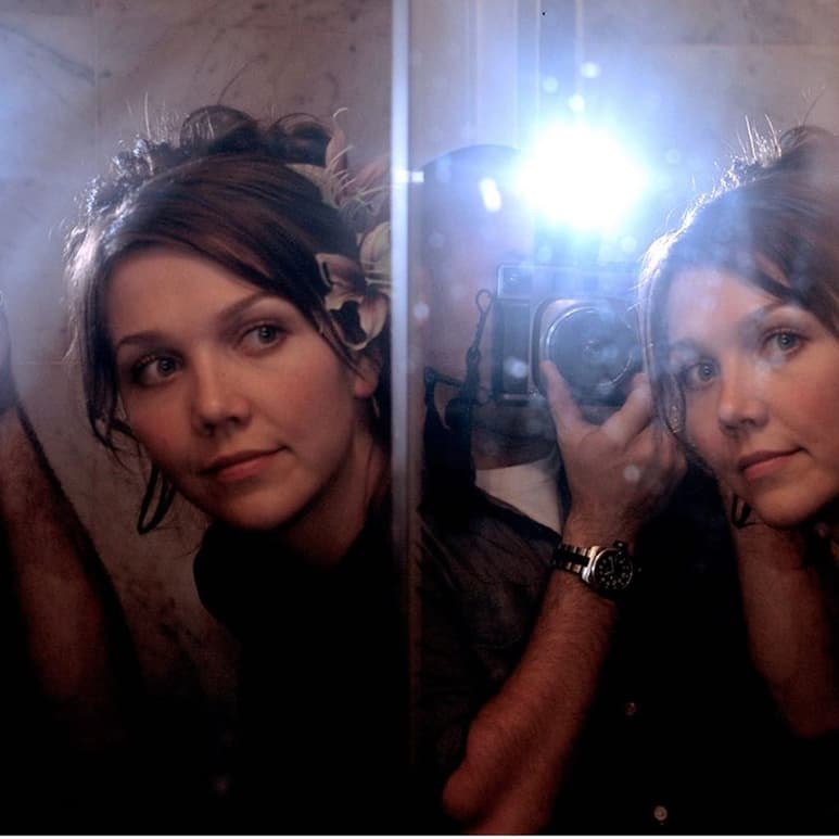 Equipo. En su debut como directora, Maggie Gyllenhaal ha fichado como protagonistas a Olivia Colman y Dakota Johnson. (ESPECIAL)
