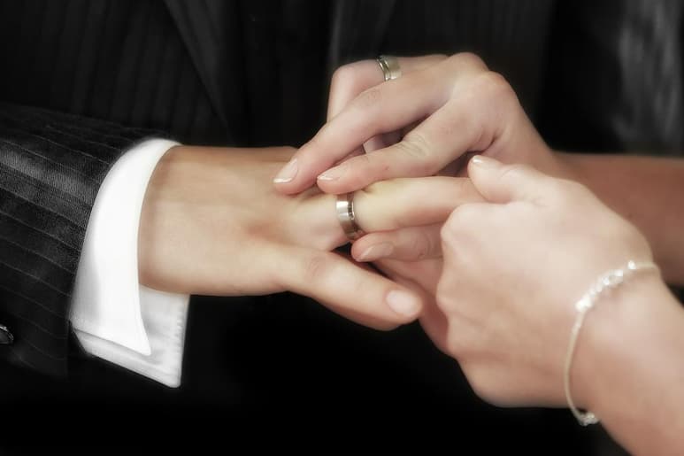 Si estás enamorado y crees que tu pareja y tú ya necesitan algo más que ser novios, seguramente has pensado en casarte. (PIXABAY)