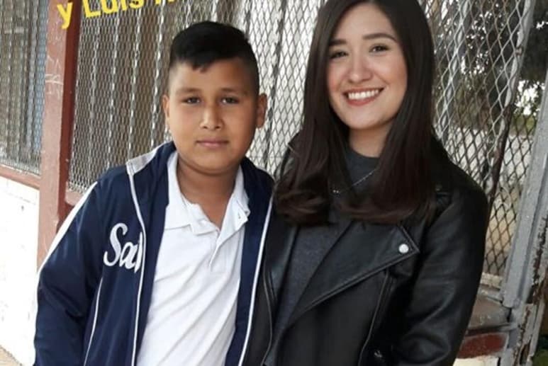 Al enterarse que había sido rechazado por sus compañeras de clase, la maestra decidió apoyar a su alumno para ganar las entradas al cine (CAPTURA)