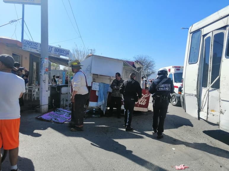 Impactó su costado izquierdo contra un puesto de gorditas y parte de una techumbre, dañando también a su paso una camioneta que se encontraba estacionada. (EL SIGLO DE TORREÓN)