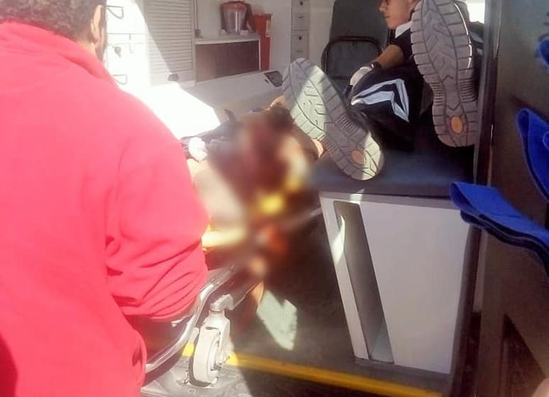 Sufrió múltiples fracturas en ambas piernas y su estado de salud se reporta como muy grave. (EL SIGLO DE TORREÓN)