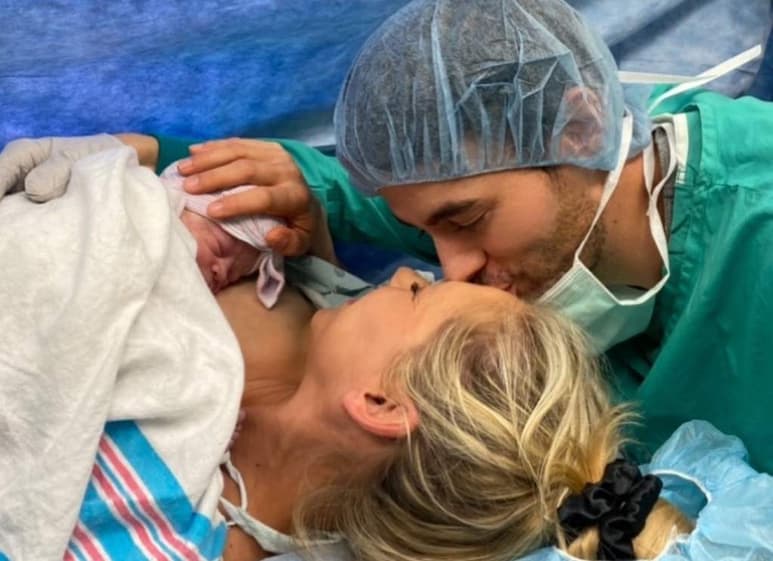 Luego de que hace días el hermano de Enrique Iglesias, Julio José Iglesias, reveló el nacimiento del nuevo bebé del cantante y su pareja Anna Kournikova durante una entrevista de radio, ahora es el mismo Enrique quien confirma la noticia con una tierna foto de su hija. (INSTAGRAM)