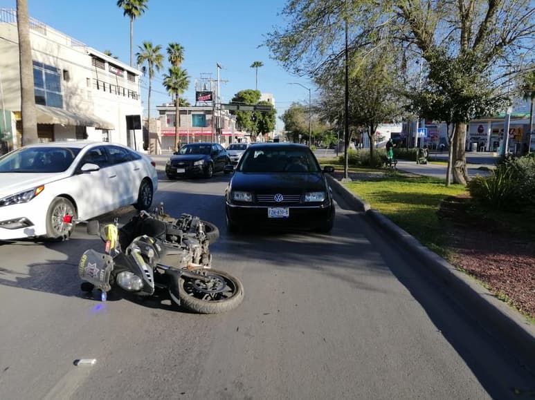 Según los reportes, el agente ya le había marcado el alto a la conductora, la cual hizo caso omiso a las indicaciones y continuó su trayecto hasta el lugar donde ocurrió el accidente, cuando el elemento trató de ponerse frente a ella para evitar que huyera. (EL SIGLO DE TORREÓN)