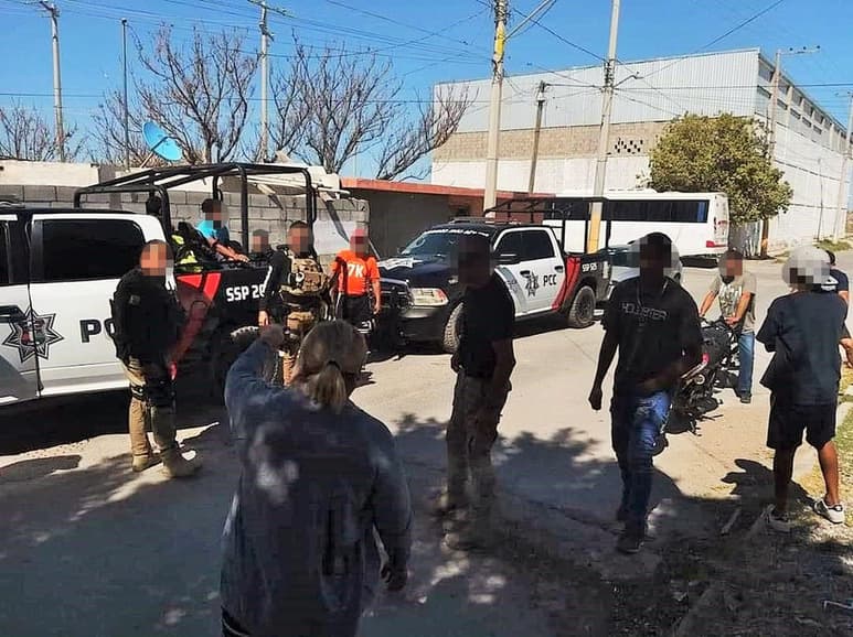 Los detenidos se identificaron como César Antonio, de 20 años de edad, y Alejandro, de 18 años, quienes quedaron a disposición del agente del Ministerio Público de la unidad de robos, para los delitos que les resulten en su contra. (EL SIGLO DE TORREÓN)