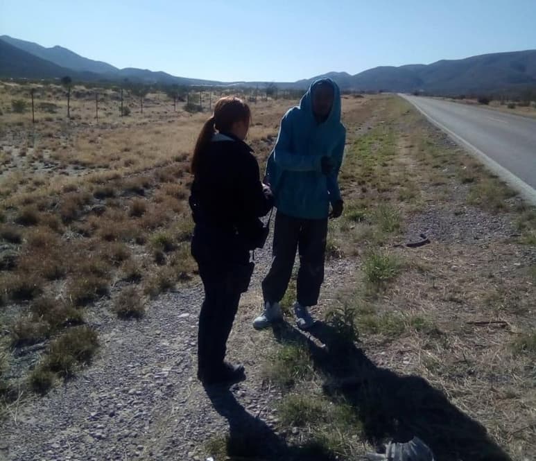 Hombre tirado a un lado de la carretera libre Gómez Palacio-Durango, alertó a las autoridades policiales luego de recibir el reporte sobre una persona muerta, pero se trataba de un indigente que estaba descansando. (EL SIGLO DE TORREÓN)
