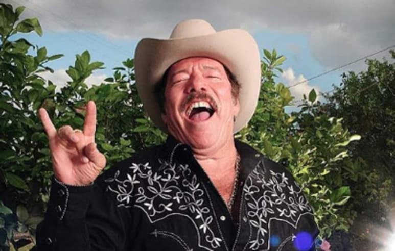 El cantante Lalo Mora ha dado de qué hablar luego de que circulara en redes sociales una grabación en la que aparece besándose con una mujer mucho más joven que él, al término de su concierto en Estados Unidos. (TWITTER)