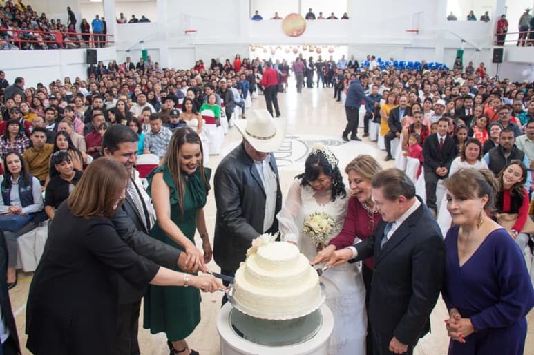 La boda masiva se realizó en las instalaciones de la Unidad Deportiva 'Francisco Sarabia' de esta ciudad. El programa tiene como fin de regularizar la situación jurídica de las personas que viven en unión libre en el municipio de Lerdo. (EL SIGLO DE TORREÓN)