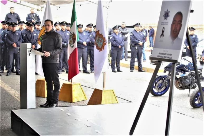 En la ceremonia estuvieron presentes los familiares de Esparza Escamilla, entre ellos su esposa Deyanira Fuentes, así como sus hijos a quienes les refrendó su apoyo. (ESPECIAL)