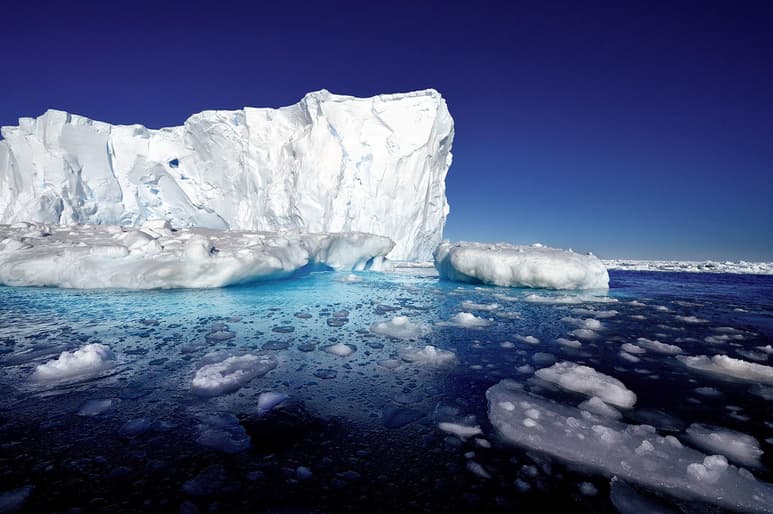 Esta región almacena aproximadamente 70 por ciento del agua dulce del mundo en forma de nieve y hielo. Si todo se derritiera, el nivel del mar aumentaría de 50 a 60 metros, pero eso tomaría muchas generaciones. (ESPECIAL)