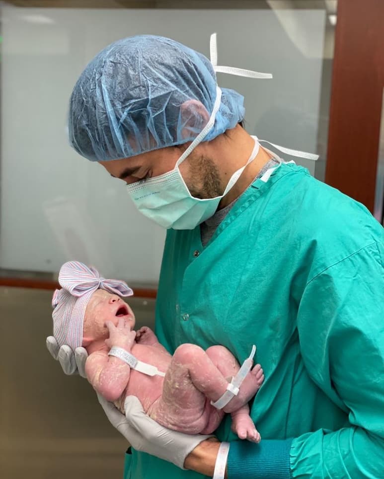 Feliz momento. Enrique Iglesias compartió con sus seguidoras la llegada de su nueva hija, no dio detalles del nombre de la bebé. (ESPECIAL)