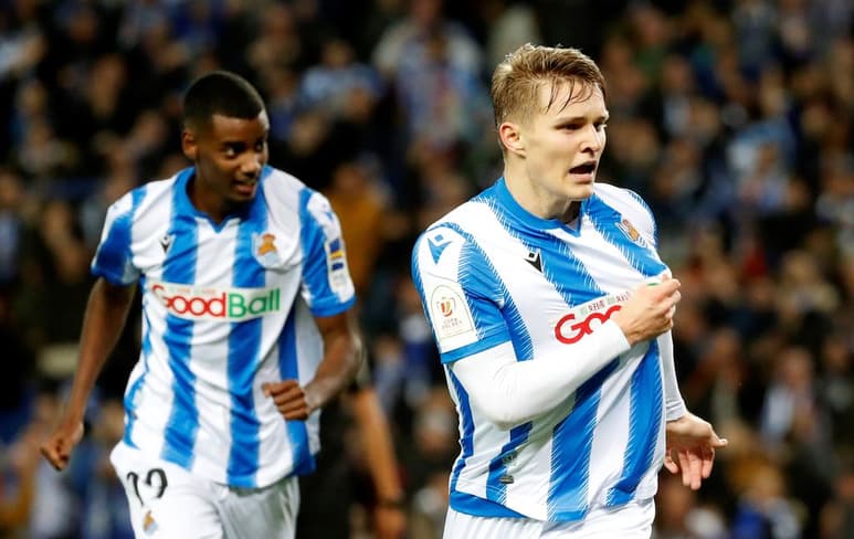El noruego Martin Odegaard (d) logró marcar el tanto que significó la mínima ventaja de la escuadra txuri-urdin en la Copa del Rey. (EFE)