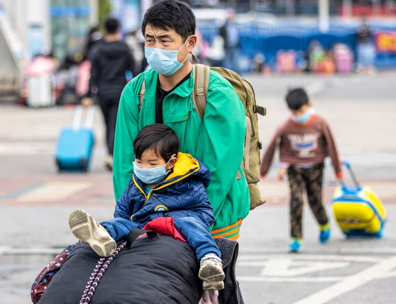 Hasta el momento, China elevó a más de 59,800 los contagios y 1,367 los decesos provocados por el coronavirus. (EFE) 