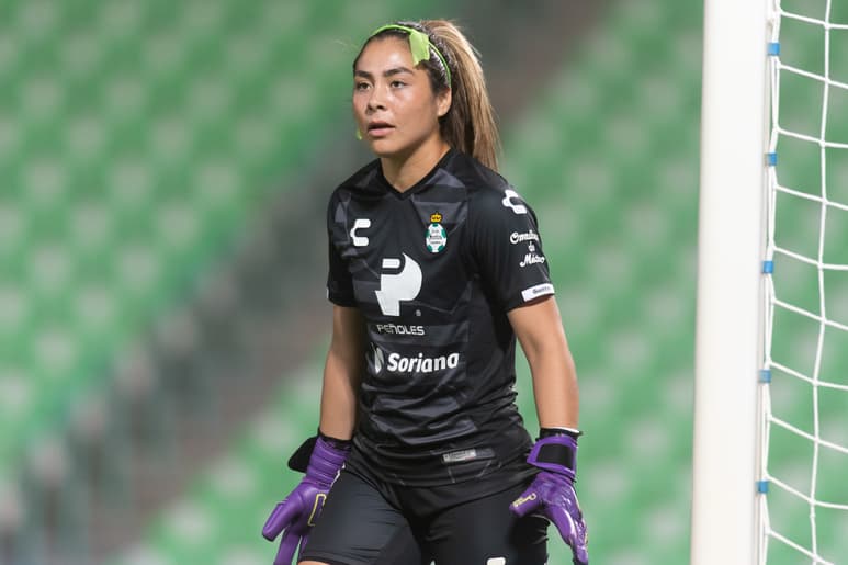 La cancerbera coahuilense, ha sacrificado la titularidad del Clausura 2020 con las Guerreras, a cambio del Tricolor Femenil. . (Foto de Jorge Martínez)
