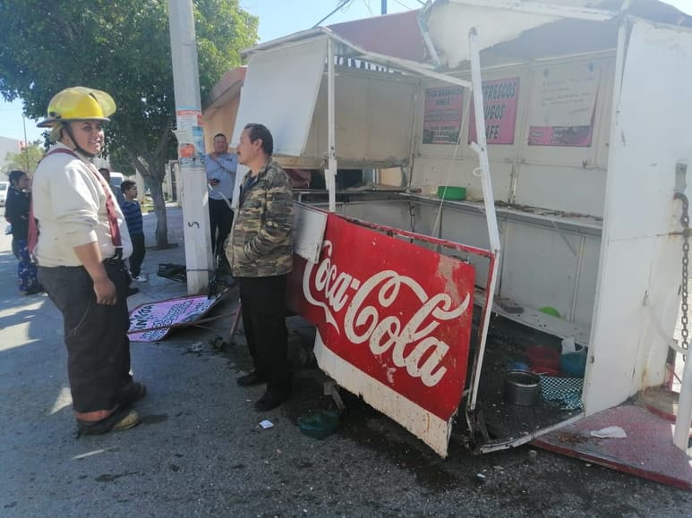Camión se impacta contra puesto de gorditas en Torreón; los hechos se registraron la mañana del jueves sobre el bulevar La Libertad, en la colonia Monterreal. (EL SIGLO DE TORREÓN)