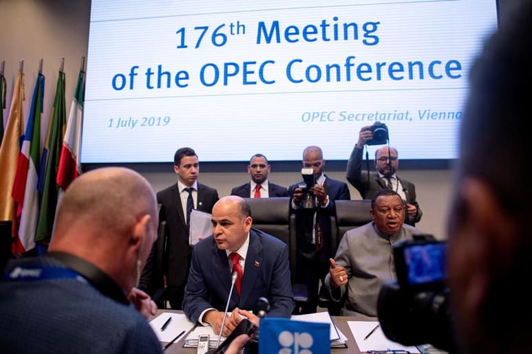 Debido a la expansión del coronavirus chino, la OPEP decidió recortar la demanda de petróleo para este año. (ARCHIVO)