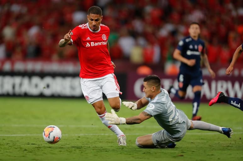 El peruano seguirá en el futbol brasileño un año más. (ARCHIVO)