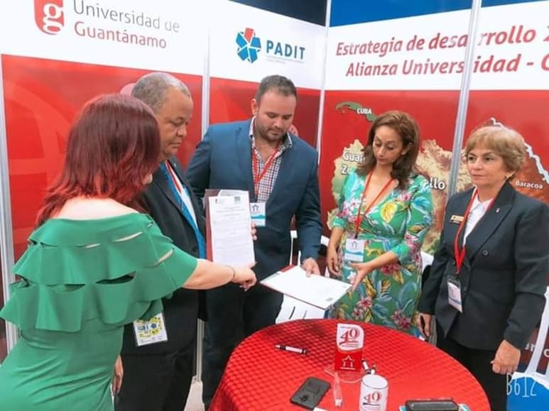 En el marco de la visita de fraternidad que realiza el alcalde, Jonathan Ávalos Rodríguez, firmaron acuerdos en Cuba. (CORTESÍA)