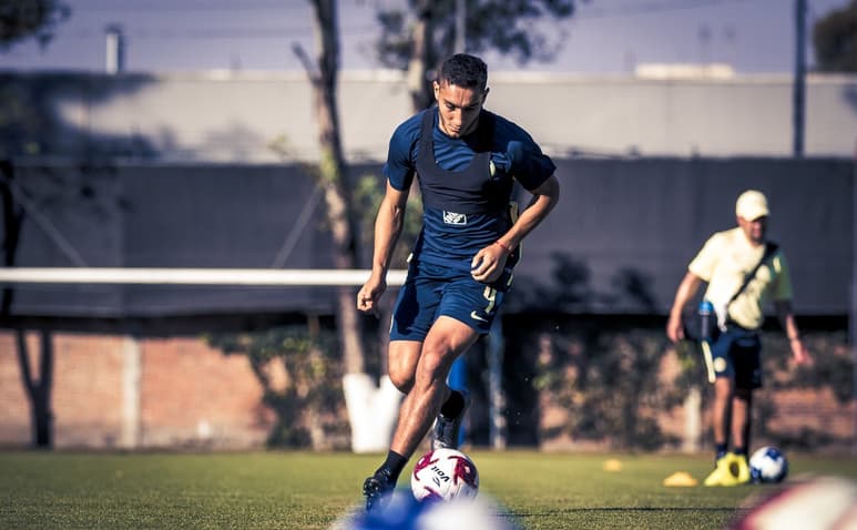 El uruguayo podría jugar mañana frente a los Rojinegros. (ESPECIAL)