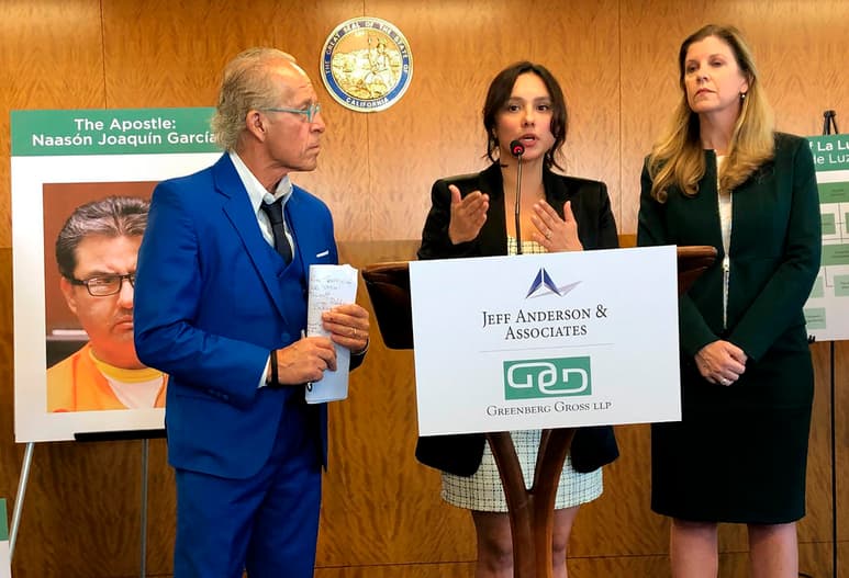 Una mujer del sur de California declaró que los dos líderes de la Iglesia mexicana La Luz del Mundo abusaron sexualmente de ella durante 18 años, desde que tenía 12, manipulando pasajes de la Biblia para convencerla de que su maltrato era, en realidad, un regalo de Dios, según una demanda federal. (AP)