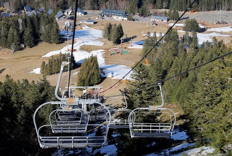 Las altas temperaturas no han dejado suficiente nieve como para esquiar. (INTERNET)