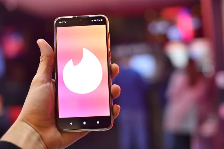 En el último año, 38.3 por ciento de los internautas mexicanos han utilizado al menos alguna aplicación (app) para encontrar pareja. (ARCHIVO)