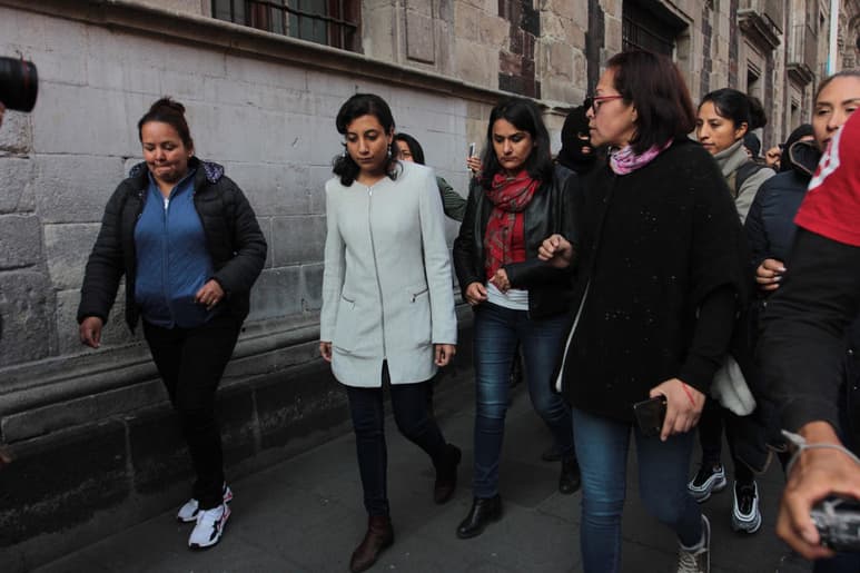 Luego de sostener una reunión con la directora de Atención Ciudadana de la presidencia, Leticia Ramírez, la comitiva de mujeres feministas informó que no llegaron a un consenso de sus peticiones y que únicamente se burlaron de ellas. (NOTIMEX)