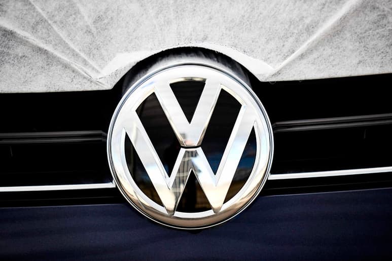 Volkswagen ofreció hoy pagar 890 mdd para resolver una gran demanda impuesta por más de 400 mil clientes que buscan reparar sus automóviles equipados con motores diesel falsos, conocido como 'dieselgate'. (EFE)