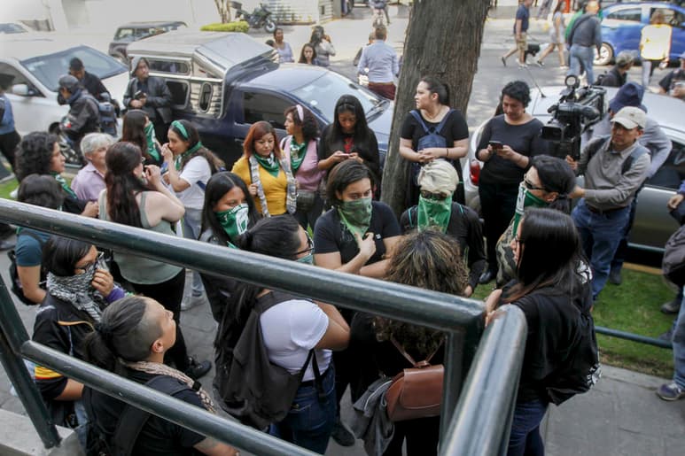 Un grupo de mujeres realizó una protesta frente a las instalaciones del periódico Reforma, en la Ciudad de México, por la publicación de las fotografías del cuerpo de Ingrid Escamilla, quien fue asesinada el fin de semana pasado presuntamente por su pareja Erick Francisco. (NOTIMEX)