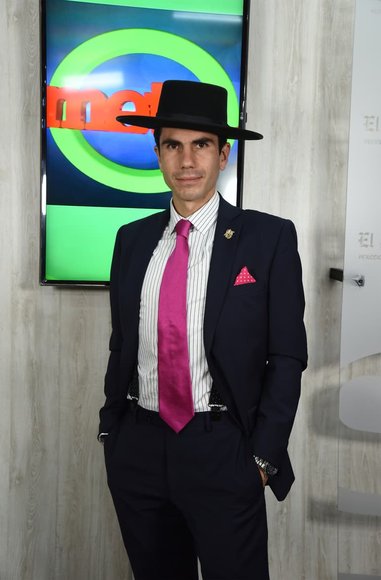 El elegante matador Lorenzo Garza Gaona, estuvo de visita en el estudio de Siglo TV. (Jesús Galindo López)