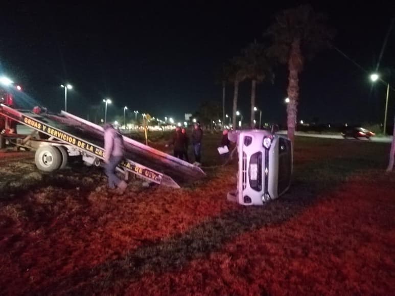 A un lado de la carretera quedó el automóvil volcado.
